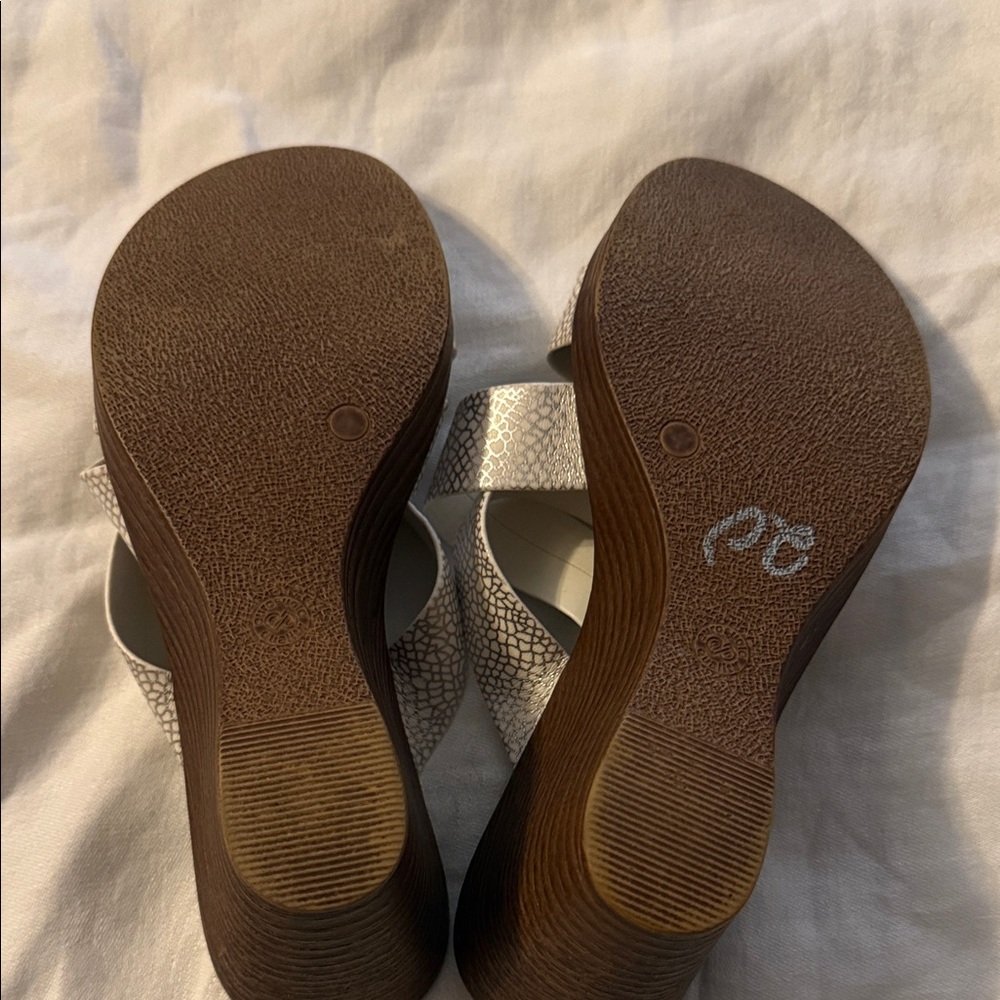 Italian Shoemakers White Textured Triple-Strap Slide Sandals - Picture 4 of 5